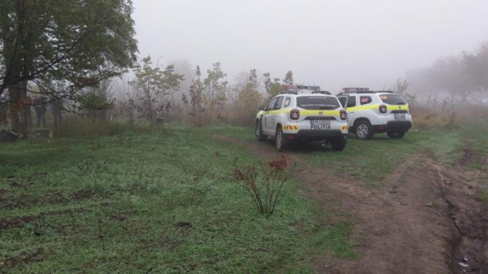 FOTO // Descoperire macabră la intrarea în Chișinău. Un bărbat a fost găsit spânzurat